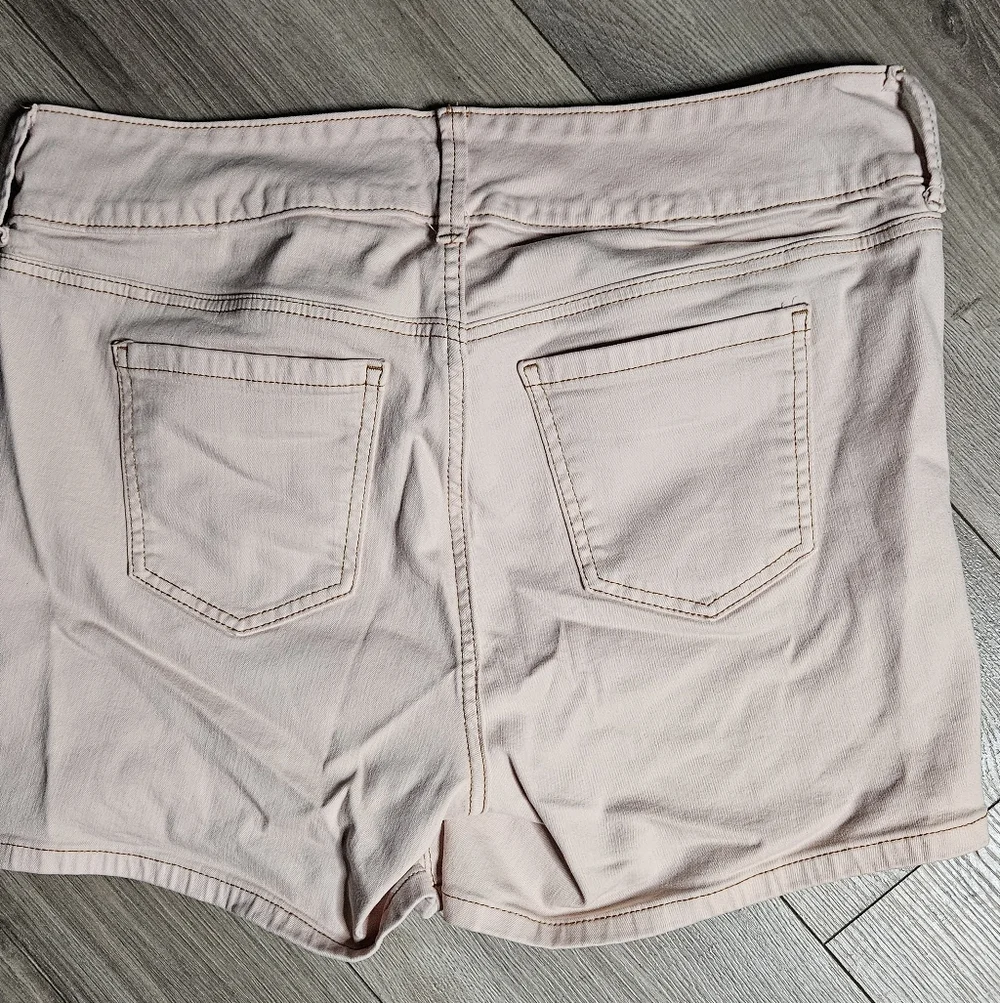 💥Sale💥Torrid Light Pink Jegging Super Soft Mid Jean Shorts - Picture 2 of 3